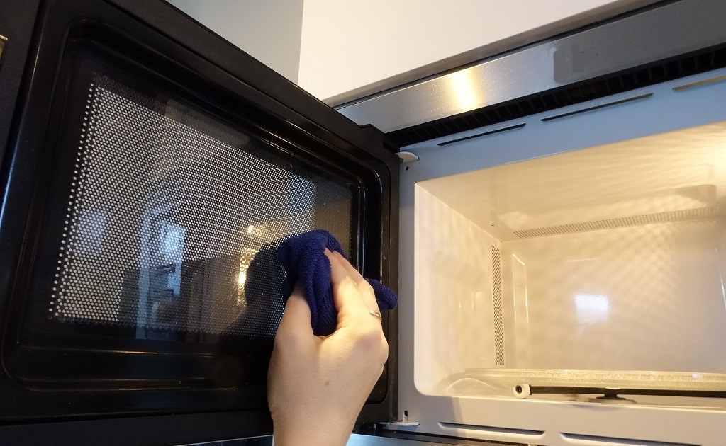 how to clean a microwave